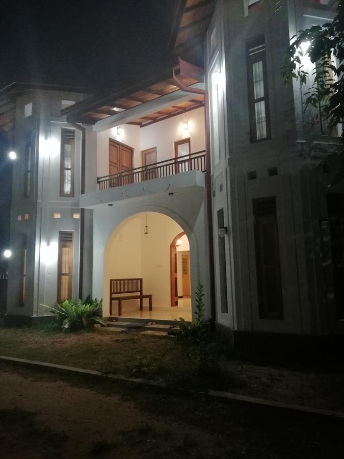 Air Port 5 Minutes Super Clean Upul Bed & Breakfast Negombo Ngoại thất bức ảnh